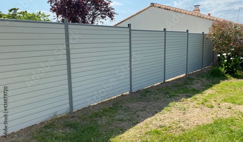 clôture de jardin de maison en gris 