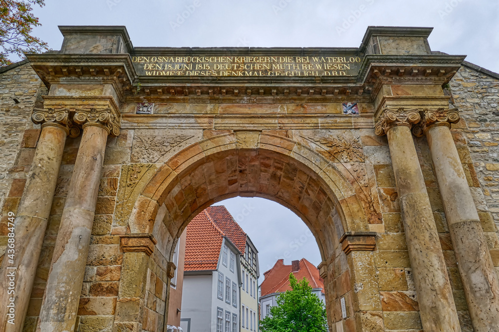 Historischen Kriegerdenkmal und Tor in Osnabrück