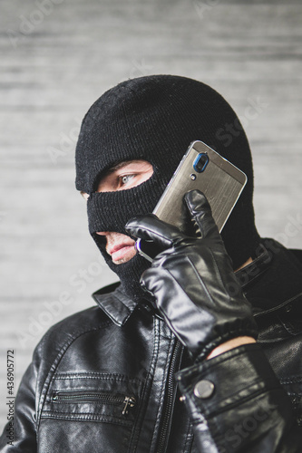 Foto Young adult in black clothes with hidden face