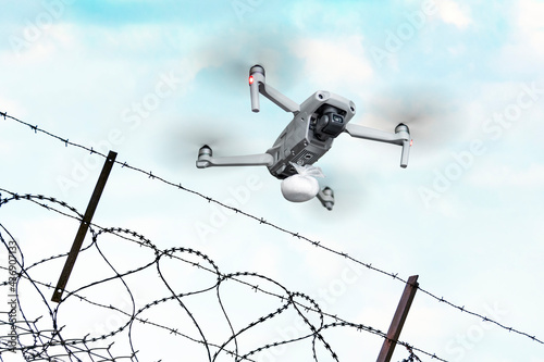Cuadro en lienzo Deliver drugs to the prison using a quadrocopter