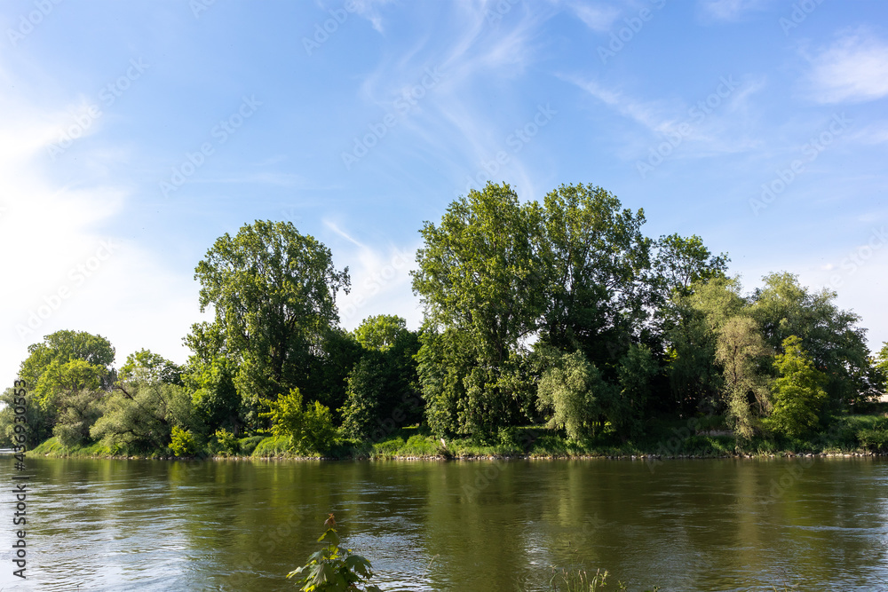 Donau im Sommer bei Straubing in Niederbayern