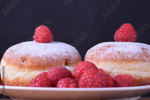 Merienda, pasteles, chocolate y frambuesas