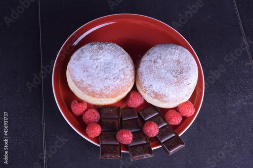 Merienda, pasteles, chocolate y frambuesas