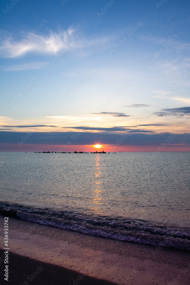 Obraz premium Sunrise on Black sea beach (vertical)