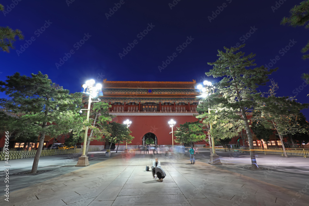 Obraz premium Night view of end door of the Forbidden City in Beijing