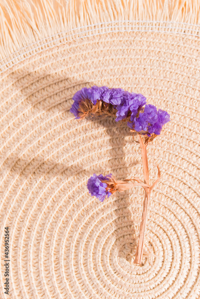 Decoración minimalista al estilo nórdico con naturaleza muerta y flores