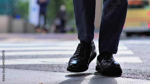 歩くビジネスマンの足元