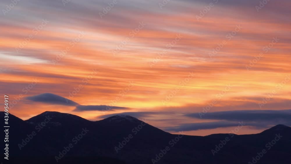 オレンジ色の夕焼け空と雲