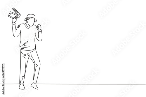 Single continuous line drawing film director stands with celebrate gesture holding clapperboard and prepare camera crew for shooting at studio. Dynamic one line draw graphic design vector illustration