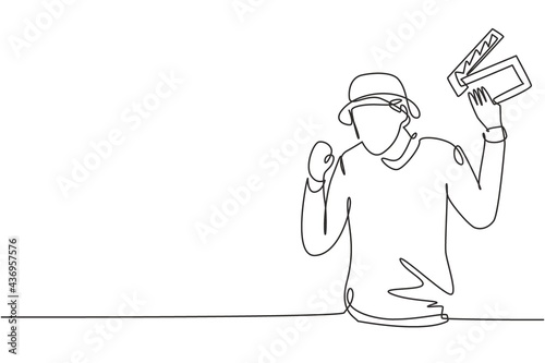 Single one line drawing film director with celebrate gesture holding clapperboard and set crew for studio shooting. Professional work. Modern continuous line draw design graphic vector illustration