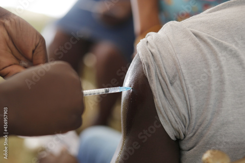persona Vacunándose  contra el Covid 19 photo