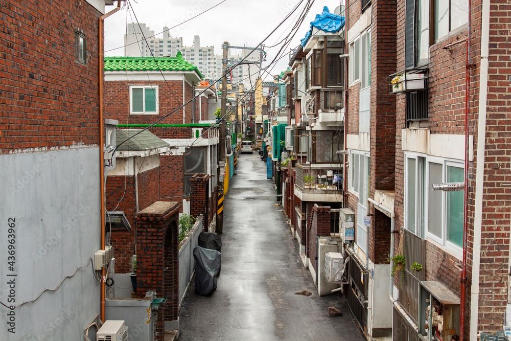 Fototapeta premium An old residential alleyway in Korea, a residential area built of red bricks.