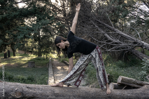 hermosa mujer haciendo yoga en el parque