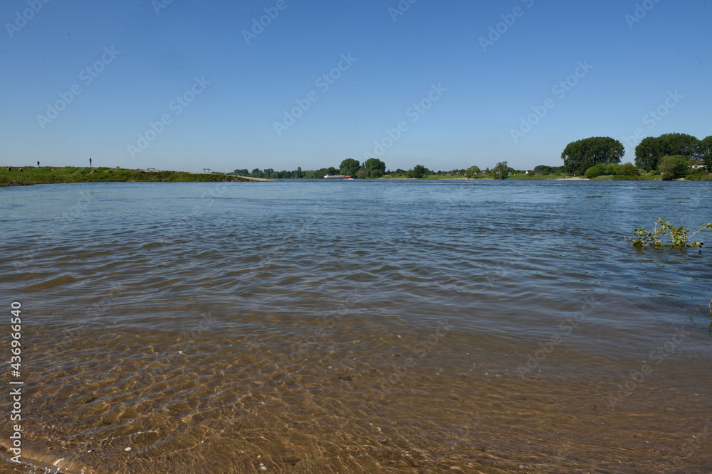 rhein in höhe düsseldorf kaiserswerth, nrw, deutschland rhein in höhe düsseldorf kaiserswerth, nrw, deutschland