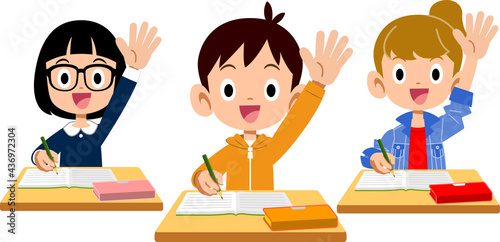 手を上げて発表する小学生の男女3人
