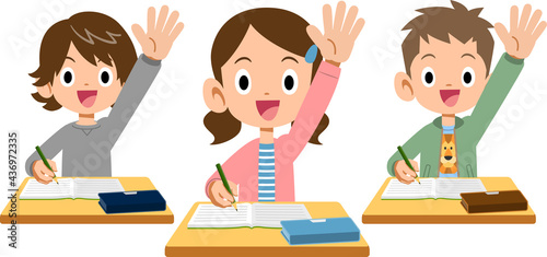 手を上げて発表する小学生の男女三人
