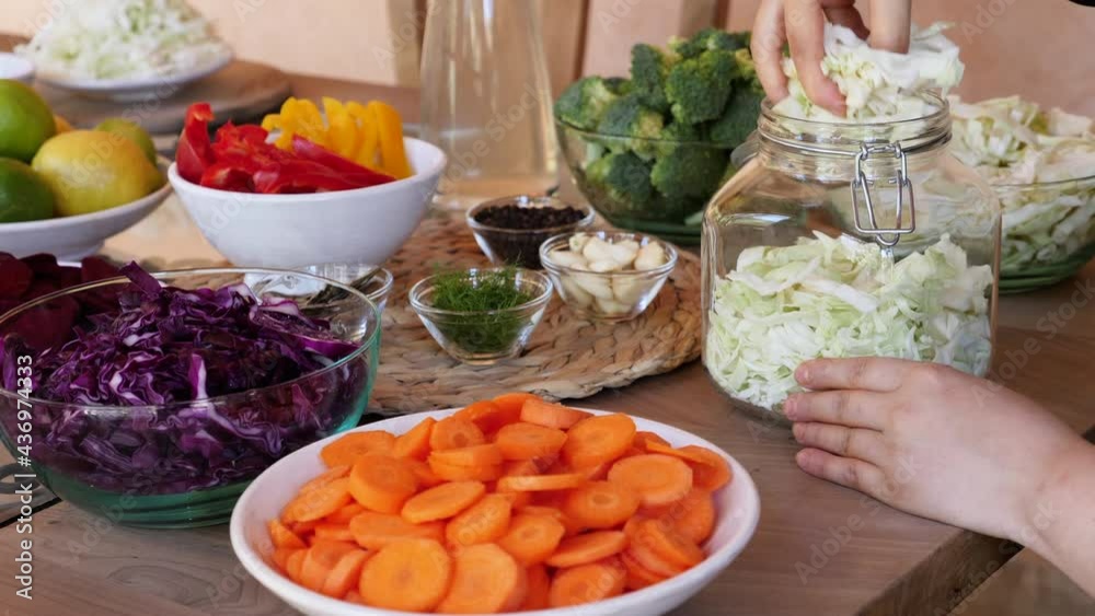 Filling a jar with cabbage, adding black pepper. Fermenting, preserving cabbage. Probiotic and