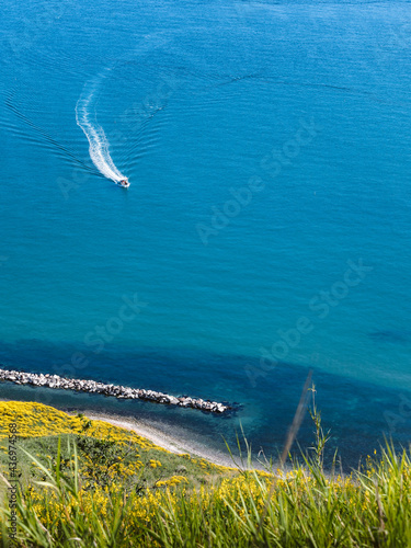Una splendida vacanza al mare tra le ginestre e il mare blu ripresa dall'alto