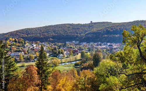 Herbstlicher Ausblick auf das idyllisch gelegene Sollnhofen im Naturpark Altmühltal
