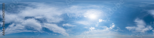  Nahtloses Panorama mit leicht bew  lktem Himmel - 360-Grad-Ansicht mit sch  nen Cumulus-Wolken zur Verwendung in 3D-Grafiken als Himmelskuppel oder zur Nachbearbeitung von Drohnenaufnahmen 