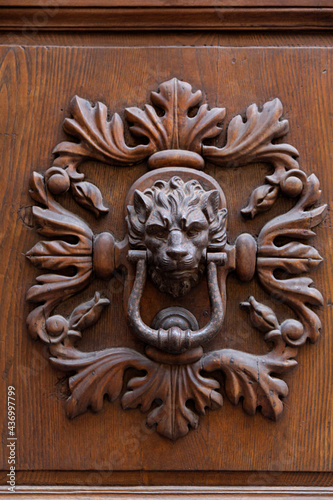Puerta de madera con aldaba de cabeza de león. © Lola Fdez. Nogales