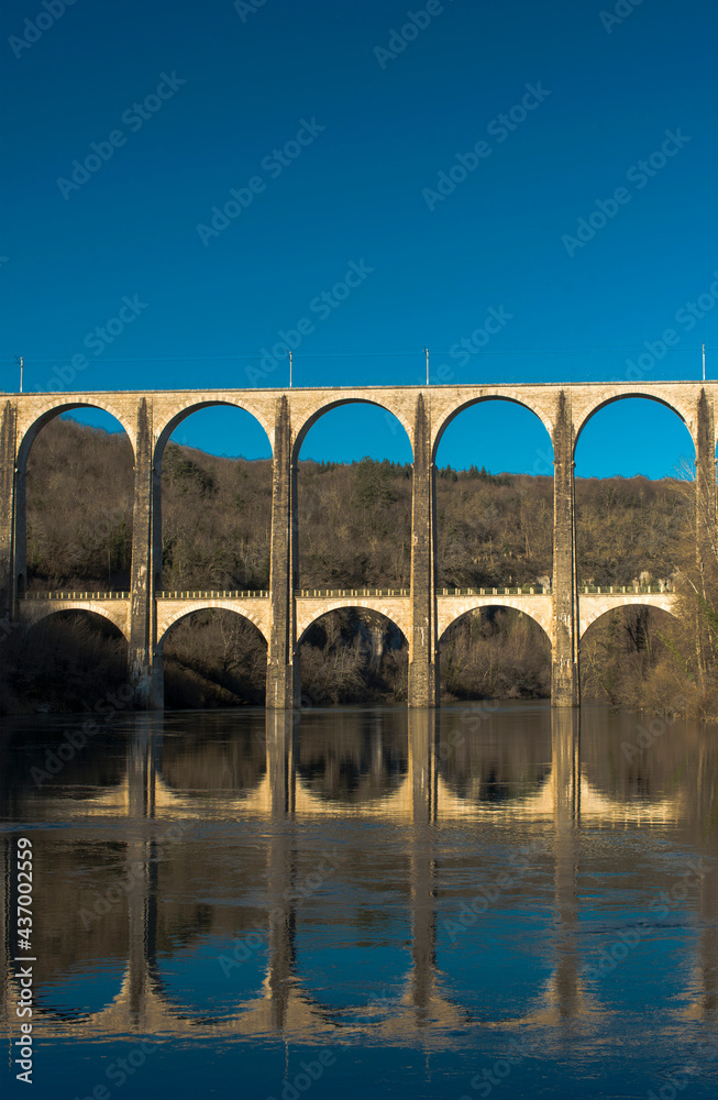 Viaduc de Cize-Bolozon sur la rivière d'Ain à Corveissiat, Rhône-Alpes, France