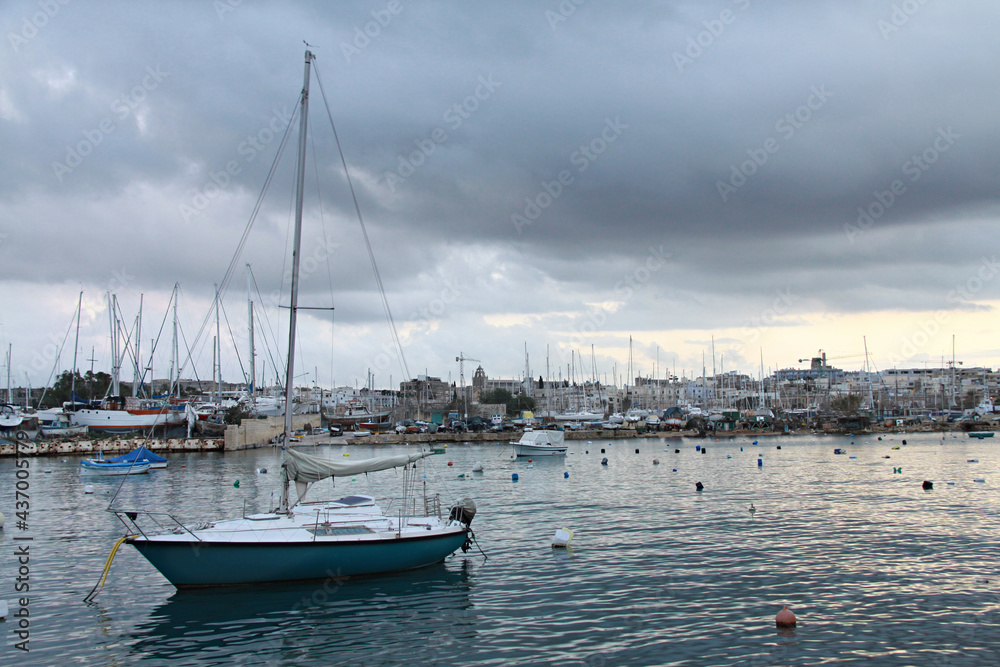 Paisaje del puerto deportivo en Malta.