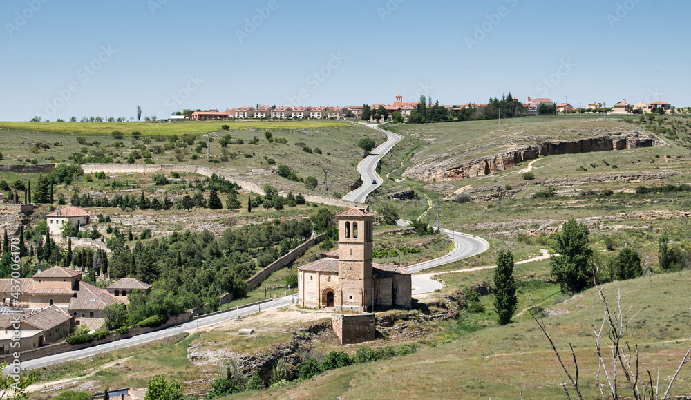 Iglesia románica de la vera cruz y pueblo de Zamarramala en el horizonte, Segovia, España