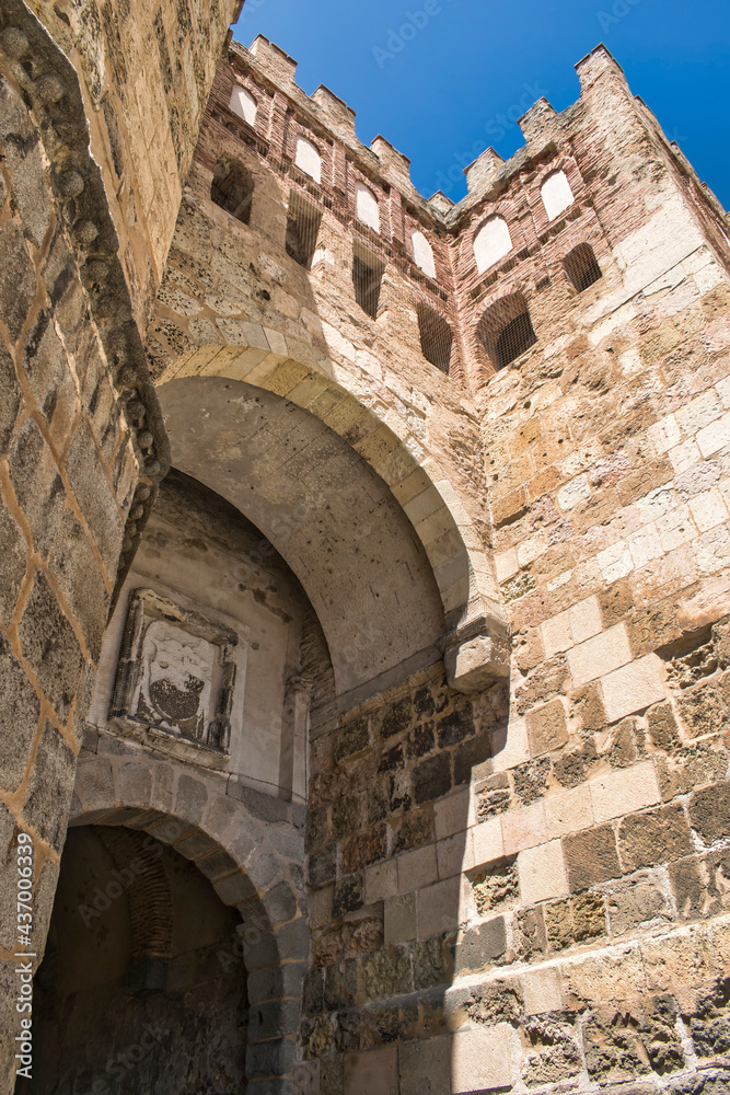 Perspectiva y primer plano puerta fortificada de San Andrés en la zona sur de la muralla medieval de Segovia, España