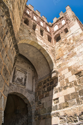 Perspectiva y primer plano puerta fortificada de San Andr  s en la zona sur de la muralla medieval de Segovia  Espa  a