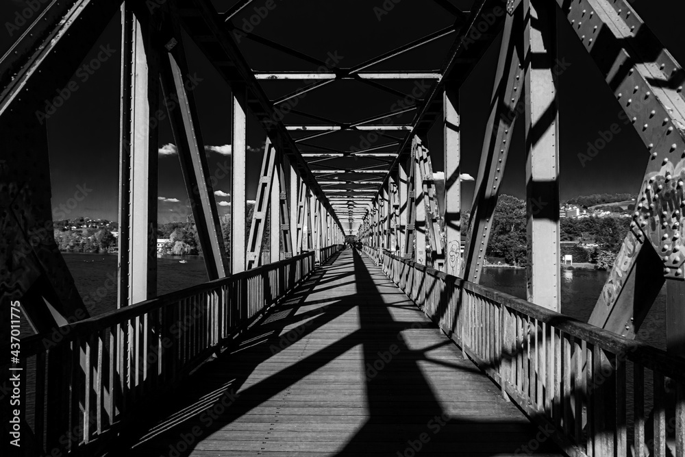 Fussgängerbrücke am Baldeneysee in schwarzweiss Fussgängerbrücke am Baldeneysee in schwarzweiss