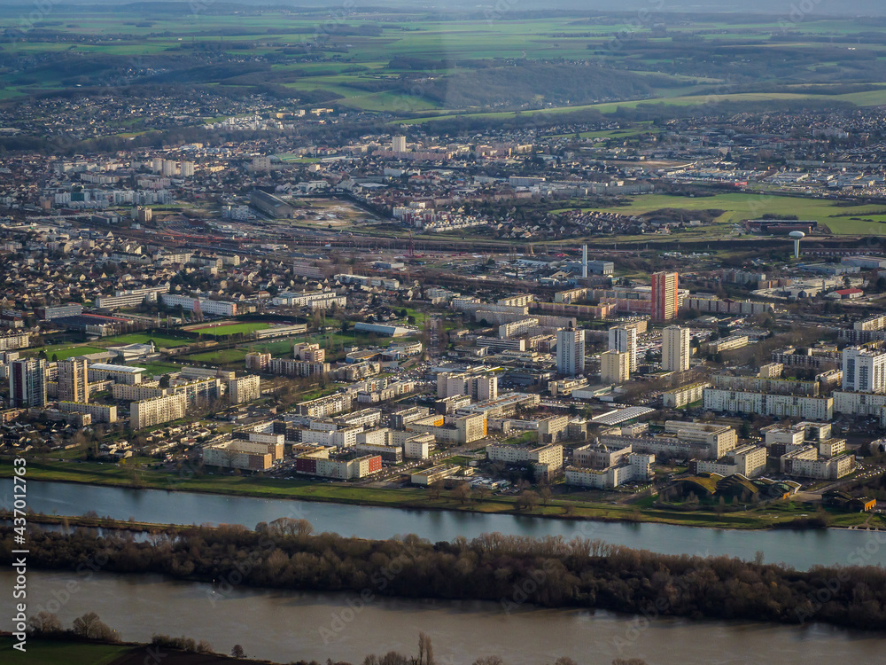 vue aérienne du quartier du Val Fourré à Mantes-la-Jolie dans les Yvelines en France