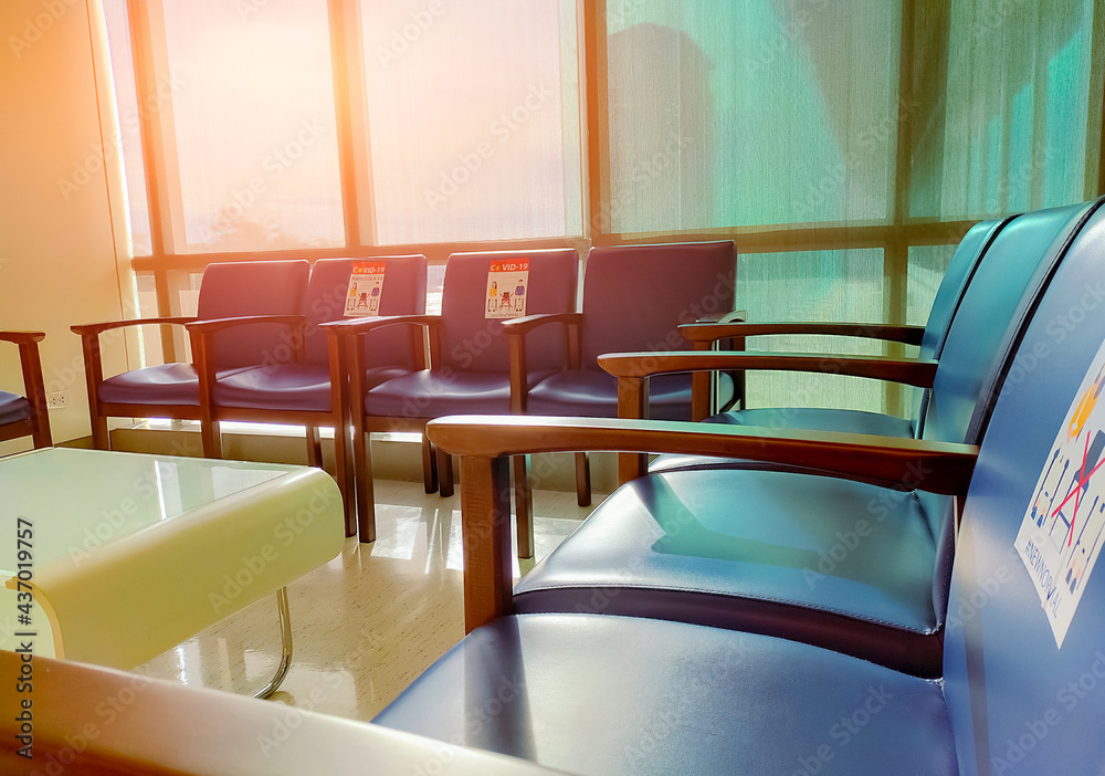 Fotka „Social distancing. Empty dark blue chair with gap for social  distance to prevent coronavirus (COVID-19) at waiting room in office for  waiting queue. Public chair for social distancing in new normal.“ ze