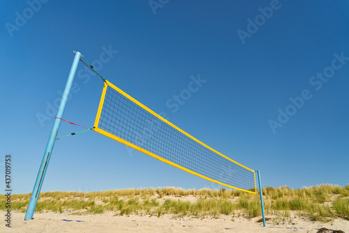 Netz auf Volleyball Spielfeld am Strand im Sommer