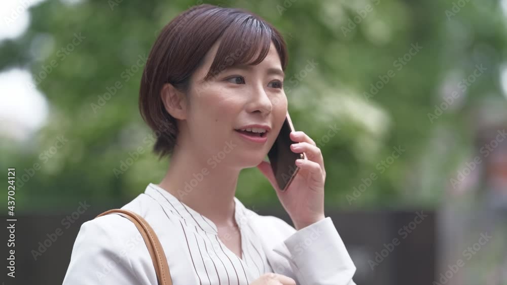 女性・スマートフォン・スマホ・電話・通話 女性・スマートフォン・スマホ・電話・通話