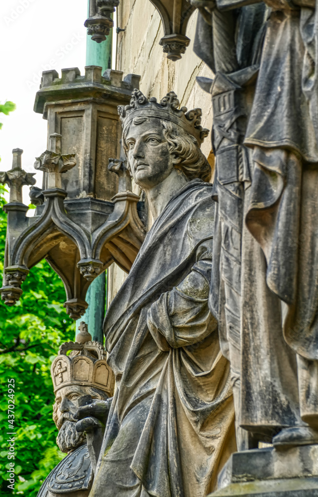 Fototapeta premium Steinfigur am historischen Rathaus in der Altstadt von Osnabrück