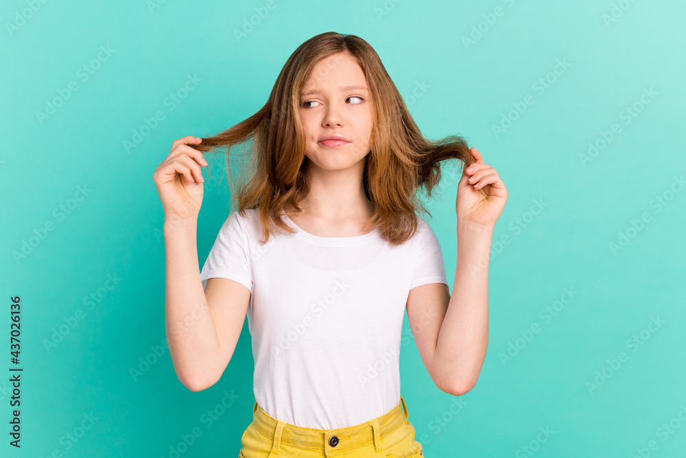 Photo portrait girl sad got splitted ends damaged hair need haircut isolated vibrant teal color background Photo portrait girl sad got splitted ends damaged hair need haircut isolated vibrant teal color background