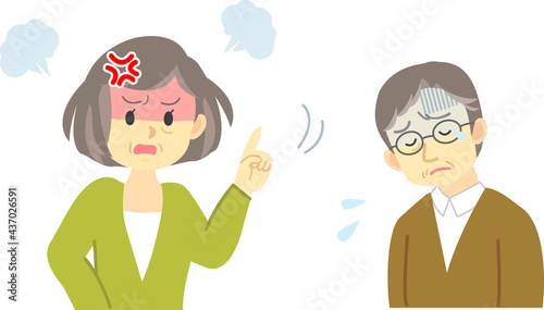 イラスト素材:シニア夫婦　熟年離婚の原因モラハラをする妻　叱られてうなだれて落ち込む夫
