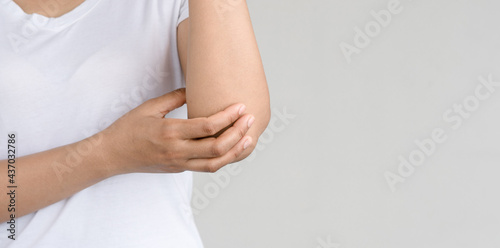 Wallpaper Mural Asian woman use their hands to hold their elbows and Her had pain at the elbows.. Painful Health and medical concepts Torontodigital.ca