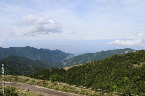 伊豆山稜歩道の風景。伊豆の山々の尾根道を歩くコース。伊豆の高原、山々を眺めを楽しみながらのウオーキング。 山と海、そして海の町。