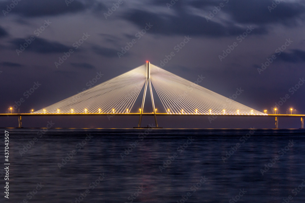 Obraz premium Mumbai City's iconic Bandra-Worli Sea link 