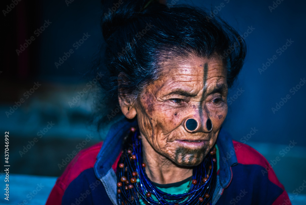 Φωτογραφία apatani tribal women facial expression with her traditional nose lobes and blurr