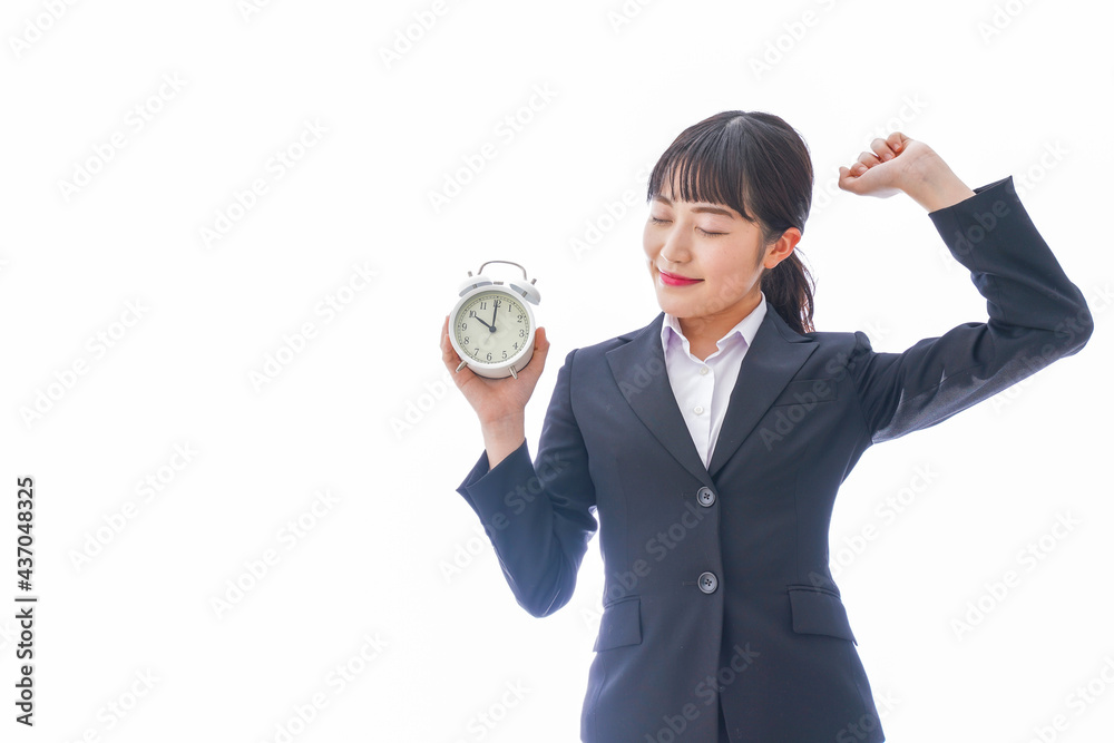 寝坊をする若い女性 寝坊をする若い女性