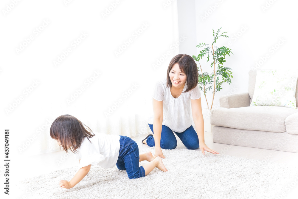 部屋で遊ぶ子供 部屋で遊ぶ子供