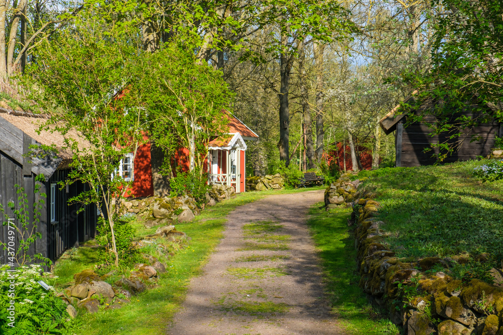 Idyllisk red cottage in a rural village