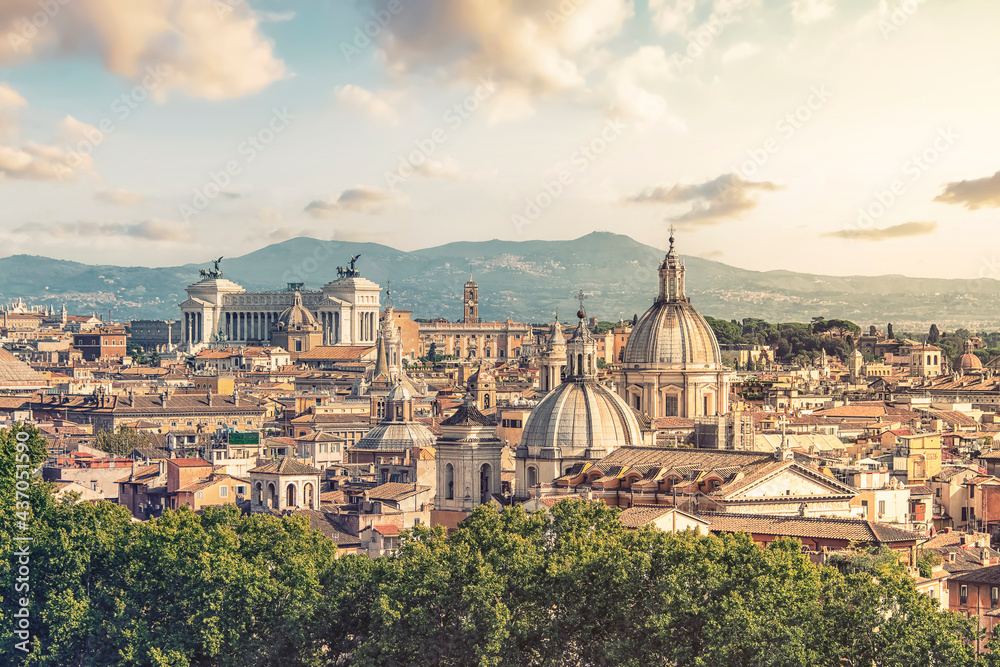 Naklejka premium The city of Rome at sunset