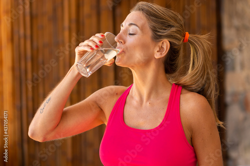 Mujer tomando agua con limon