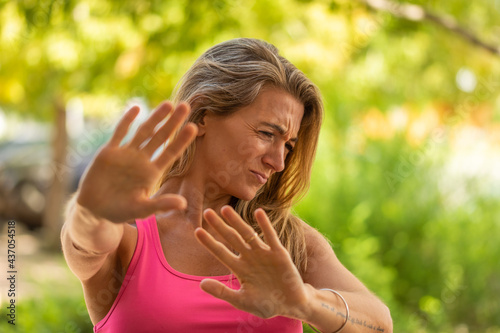 Mujer libre diciendo que no