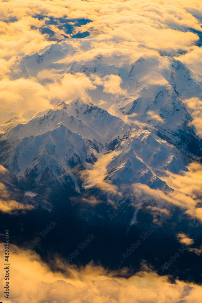 Obraz premium Aerial view of snowy mountains over Washington State , Aerial view from window of airplane in Seattle, Washington State ,USA