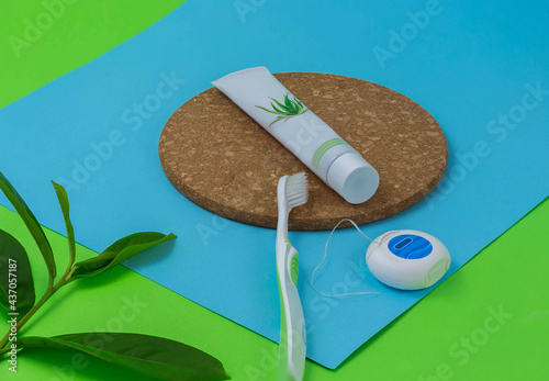 tutto per mantenere i denti puliti. spazzolino, dentifricio e filo interdentale photo